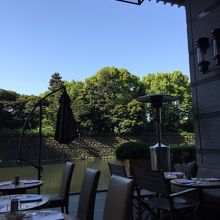 お堀を見ながら