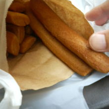 黒糖っぽい甘味の「ポッポ焼き」です。温かいうちに。