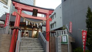 大きな交差点に建つ綺麗な神社