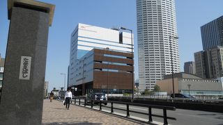 「堂島川」に架かる「なにわ筋」沿いの橋