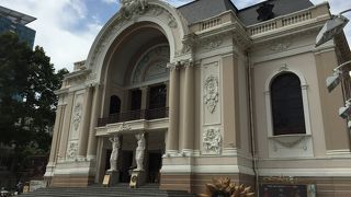 立派なコロニアル建築