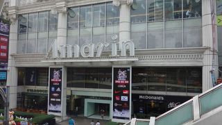 常設催事と古い土産屋が入った古いショッピングビル