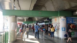 本当に国歌で立ち止まってました！