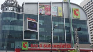 立地も良く使い勝手の良いスーパーです。