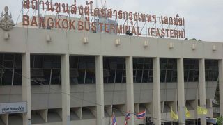 まるで学校の校舎の様なちょっと古いバスターミナル