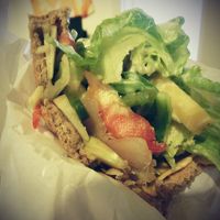 朝食のサンドイッチ。フルーツ入りで美味しいです。