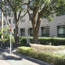 浅野内匠頭邸跡の石碑は、築地川公園の道路の歩道の中にあります