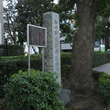 植え込みの中にある浅野内匠頭邸跡の石碑と標識の様子です。