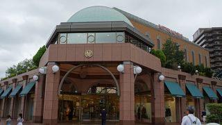 まあるいドームのような外観がユニーク