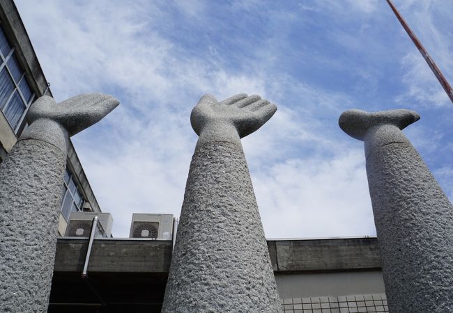 幸手市役所の玄関脇