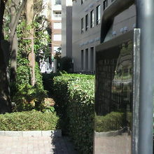 芥川龍之介生誕の地の標識の背後に見えるのは聖路加国際大学です