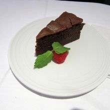 デザートはチョコレートケーキを選びました