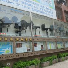 野外に映像機器が展示されています