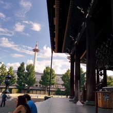 阿弥陀堂から京都タワーを望む