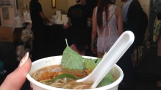 暑い中で熱々の麺を立ち食い！