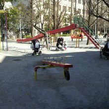 あかつき公園の中央部分です。多くの子供たちが楽しんでいます。