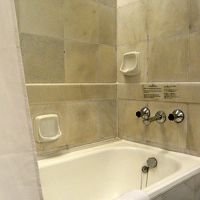 バスルームにも日本語表示がありましたが、タイルの溝にはカビ