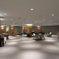 臨時のクラブラウンジ「DATAI」、もちろん日本語新聞完備で