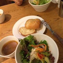 前菜とスープとパンです