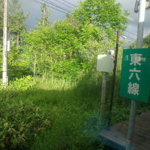 普通列車でも通過することが多い東六線駅（剣淵町域）