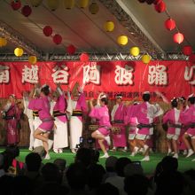 会場の舞台で踊っています