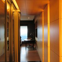 ホワイエから廊下はオレンジの照明で、期待が高まります