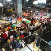 寿司ブースの人だかり