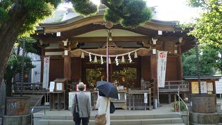 明るい境内はまるで公園のような雰囲気