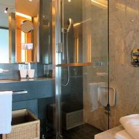 洗面台の可動式の鏡は拡大鏡とモニター付、この裏手はトイレです