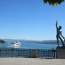 水の色が抜けるような青