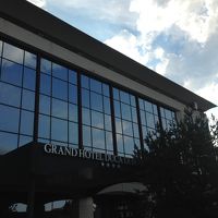 広々とした敷地に棟が何個かあります