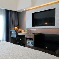 大型テレビは壁にはめ込まれ、特徴的な背の高い椅子もありました