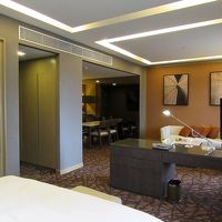 立派なダイニングテーブルもあります