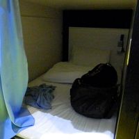 相部屋はこのようにカプセル風２段ベッド。カーテンで仕切れます