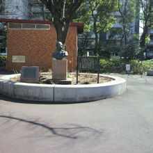 あかつき公園に置かれたシーボルト像、解説板、記念碑の様子です