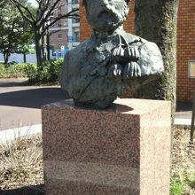 築地居留地の傍のシーボルトの胸像です。南側を向いています。