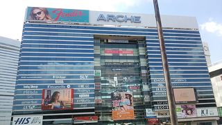 JR大宮駅西口の真向かいに位置するレディスファッションの専門店を中心とした商業ビル