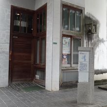 建物の入り口です。