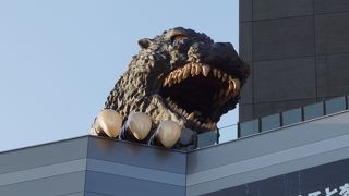屋上に乗ったゴジラが話題