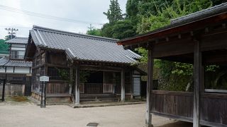 海に向かって小さな赤い鳥居