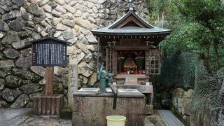 手押しのポンプが付いていて現役の井戸