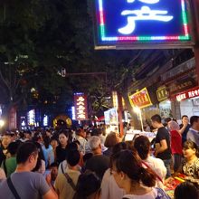 夜の北院門通り