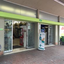 入口からは想像できないほど店内は広い