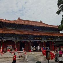 驪山中腹にある老母殿