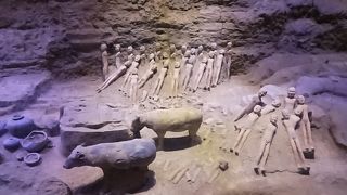 発掘した遺跡の上を歩く感じ