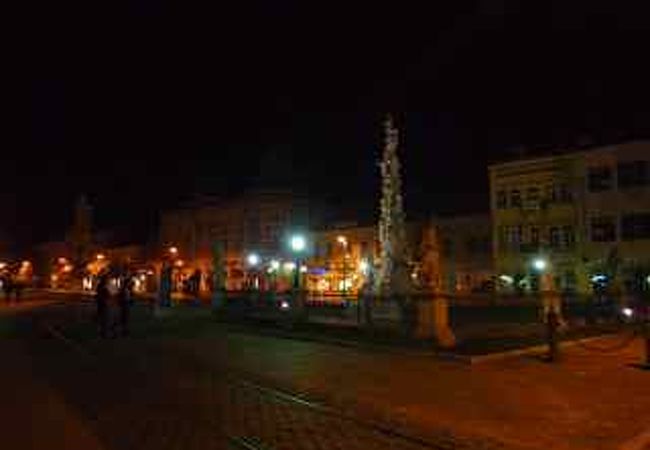 フラヴネー広場の北側の像