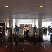 ロビー正面のレセプション、この直後捕捉・拿捕されました（笑）