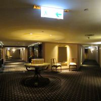 客室階の廊下にも、上質な空気が漂っています