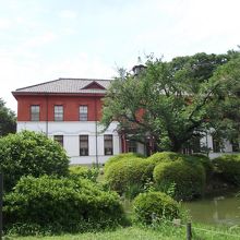 小石川植物園側からの眺め (手前が日本庭園)
