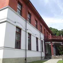 建物左側からの眺め